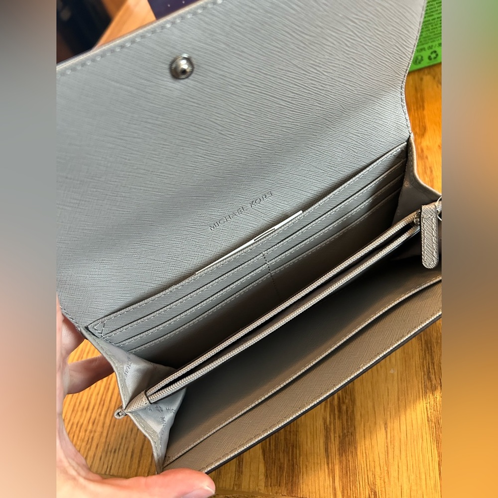 Authentic Michael Kors Wallet - Picture 3 of 3